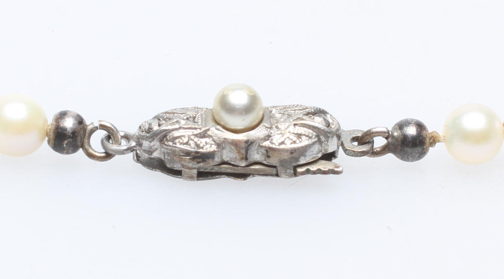 PÄRLCOLLIER med silverlås.