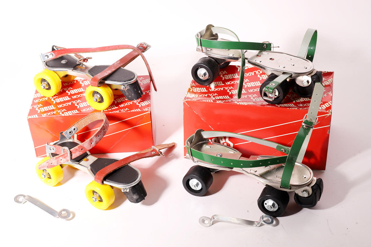 TO PAR SKØJER. MAES FLYVENDE SKØJTE.