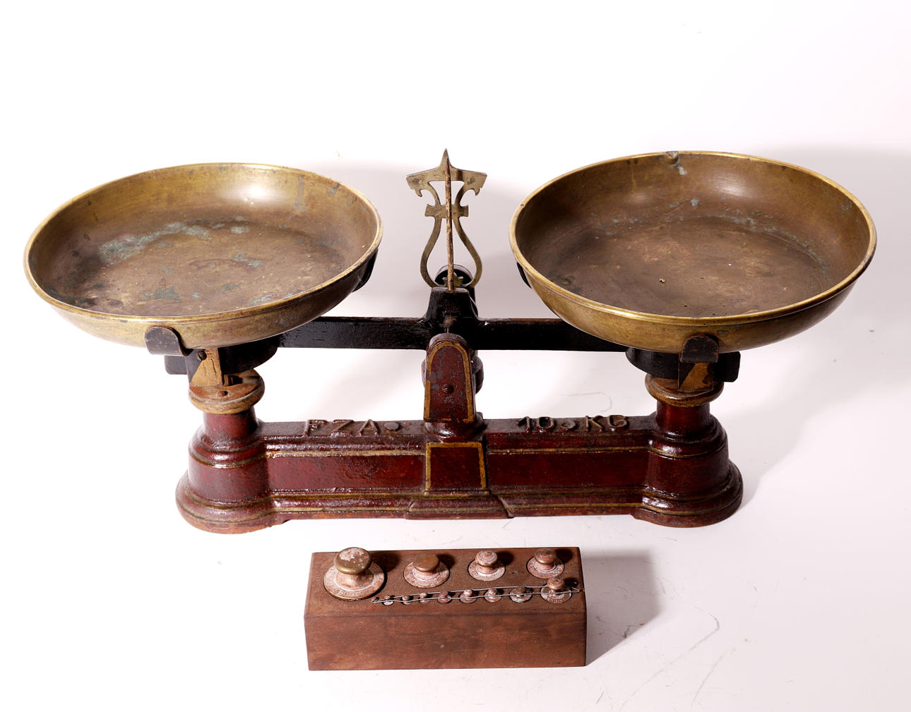 ALTE WAAGE MIT SEINEN GEWICHTEN.