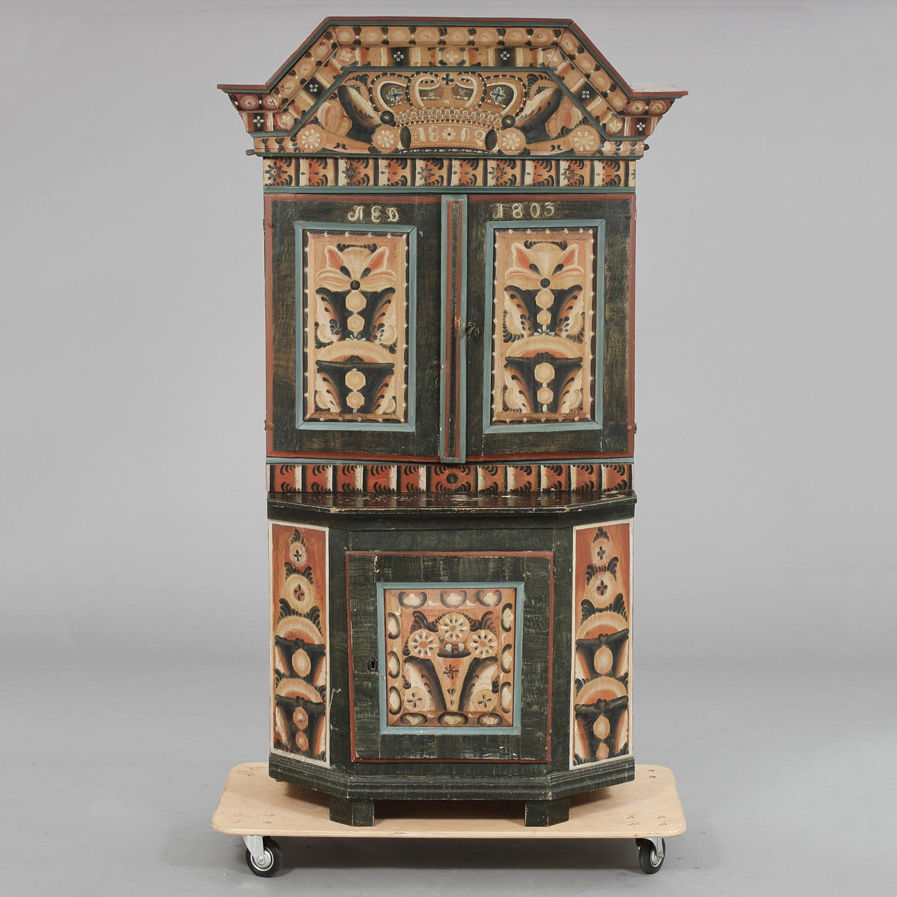 KRONSKÅP, allmoge, 1800-tal.