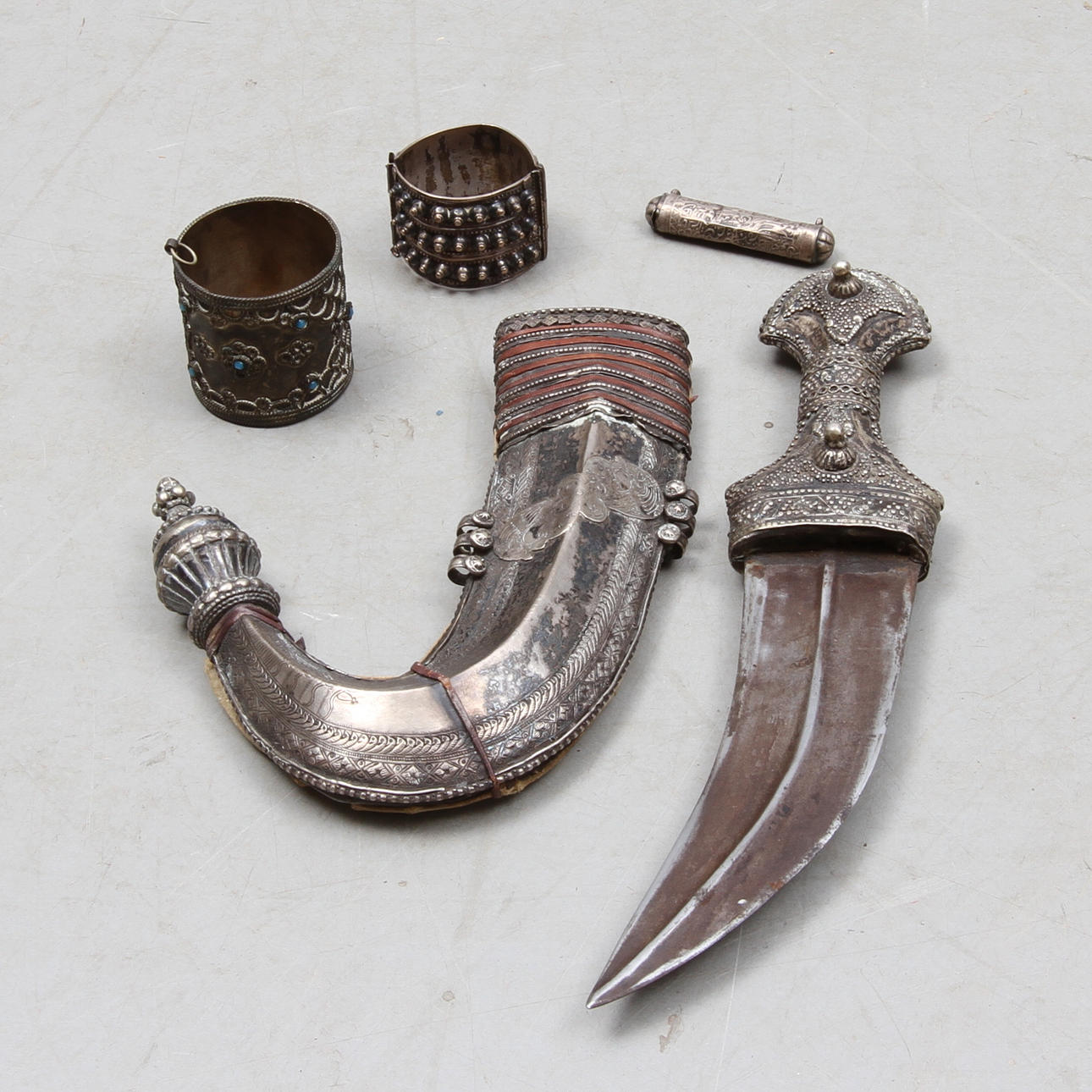 JAMBIYA, BÄGARE, DOSA samt ARMBAND, orientaliskt. 1800/1900-tal.