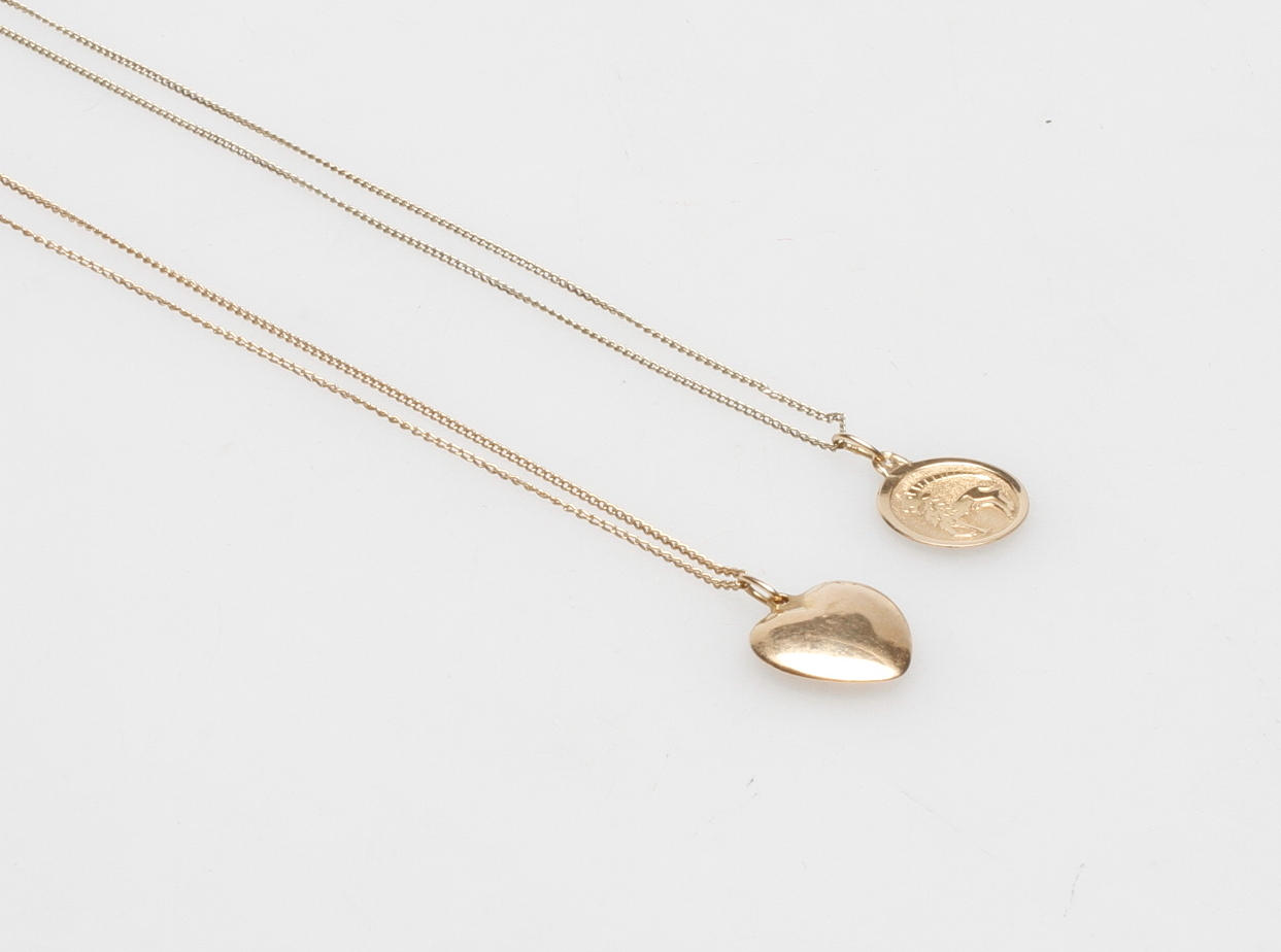 HALSKEDJOR, 2st samt HÄNGEN, 2 st, 18k guld, vikt ca 4,6 gr.