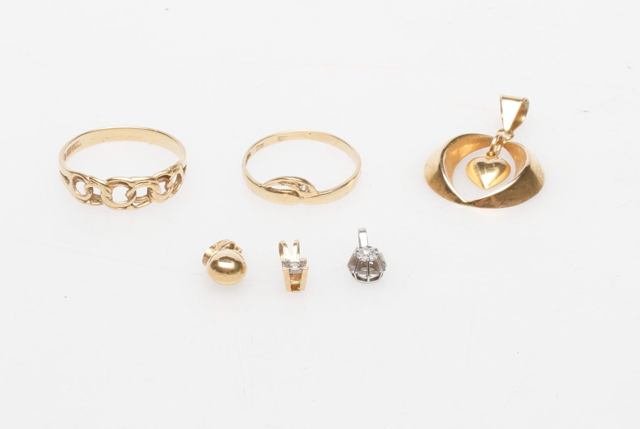 RINGAR, 2 st samt HÄNGEN, 4 st, 18k guld, vikt ca 5,3 gr.