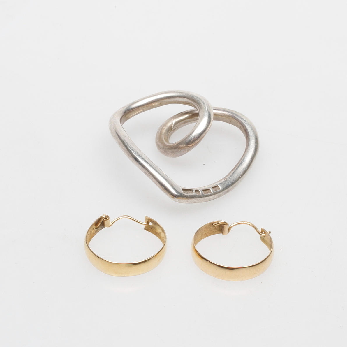 ÖRHÄNGEN, 1 par, 18k guld samt SILVERHÄNGE, design Peter de Witt, Linköping.