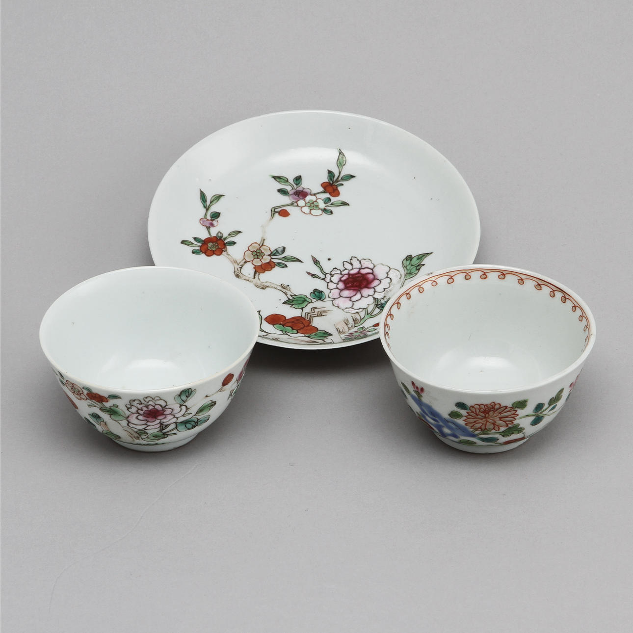 KOPPAR, 2 st samt 1 FAT, porslin, Kina, 1700-tal.