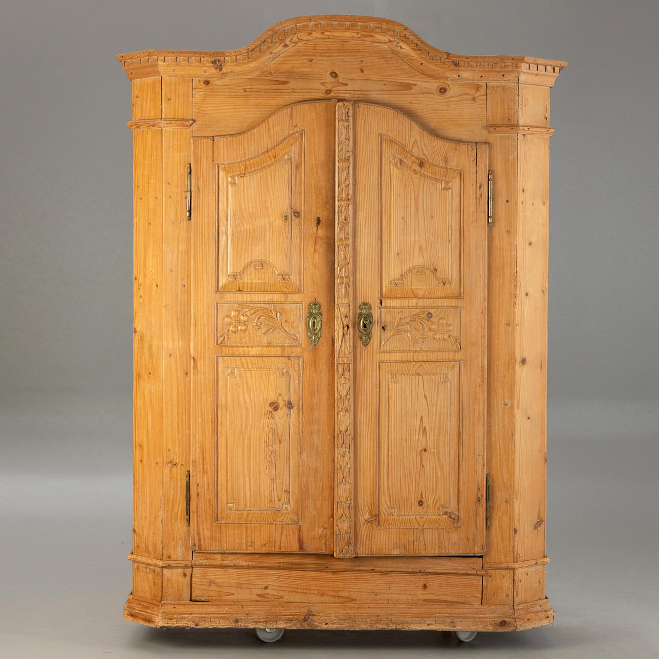 Kleiderschrank, Bodensee, um 1800.