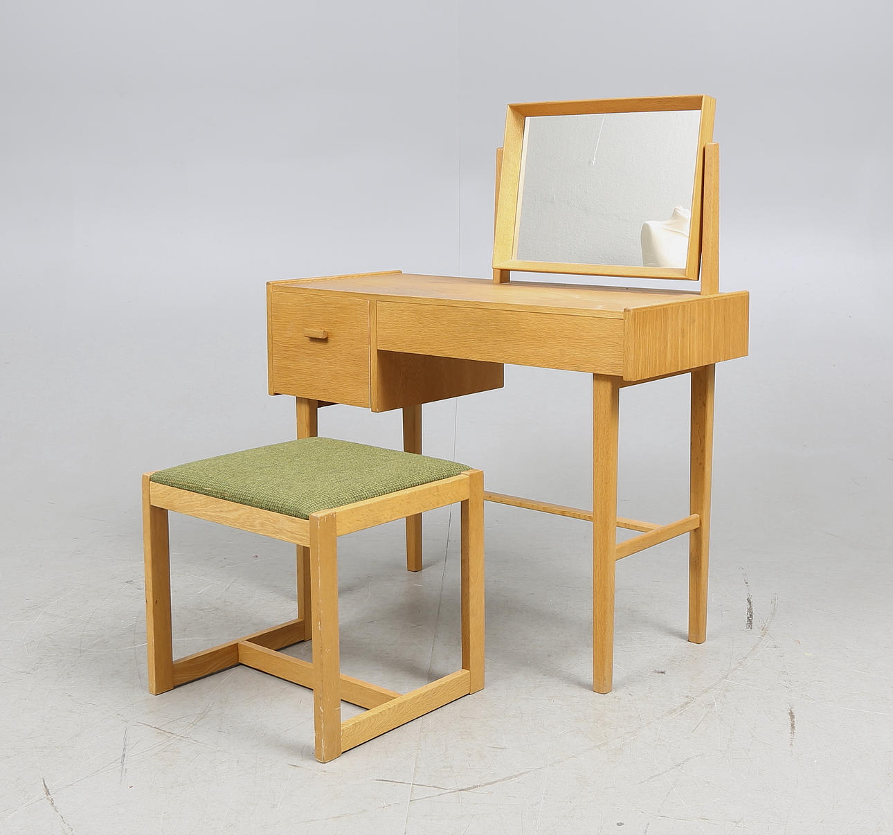 SMINKBORD med PALL, 1900-talets andra hälft.