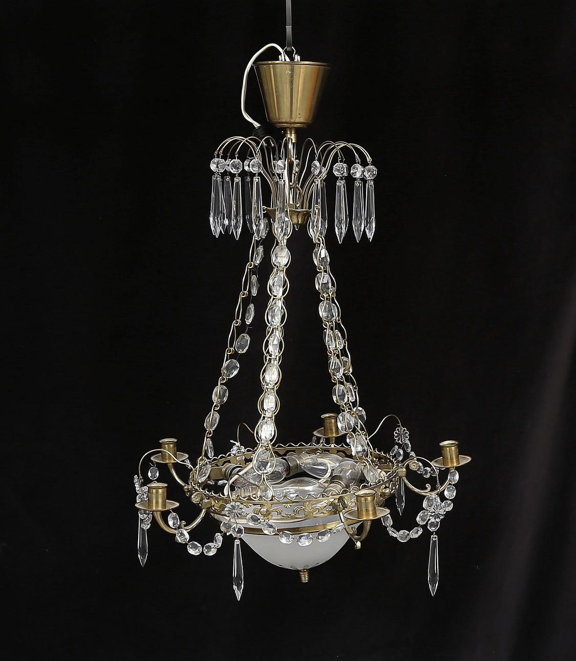 LJUSKRONA, gustaviansk-stil, 1900-tal. Höjd utan kedja 60 cm.