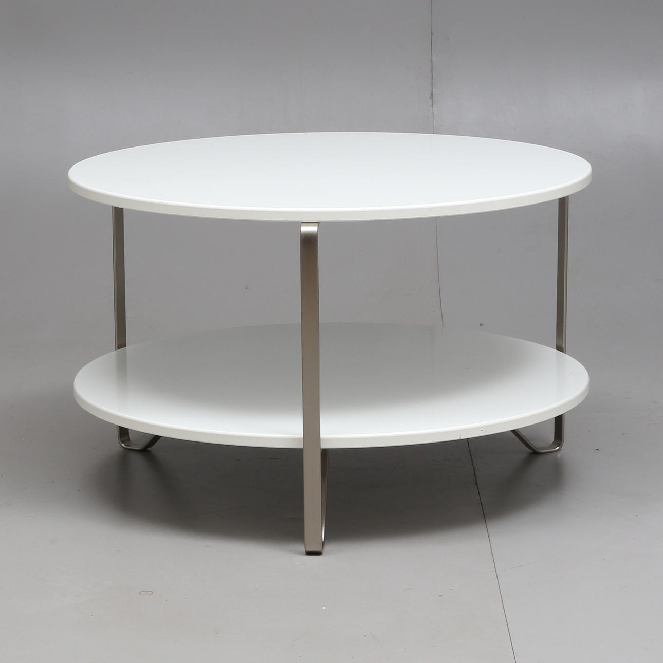 MESA, lacada en blanco, probablemente IKEA, años 2000.