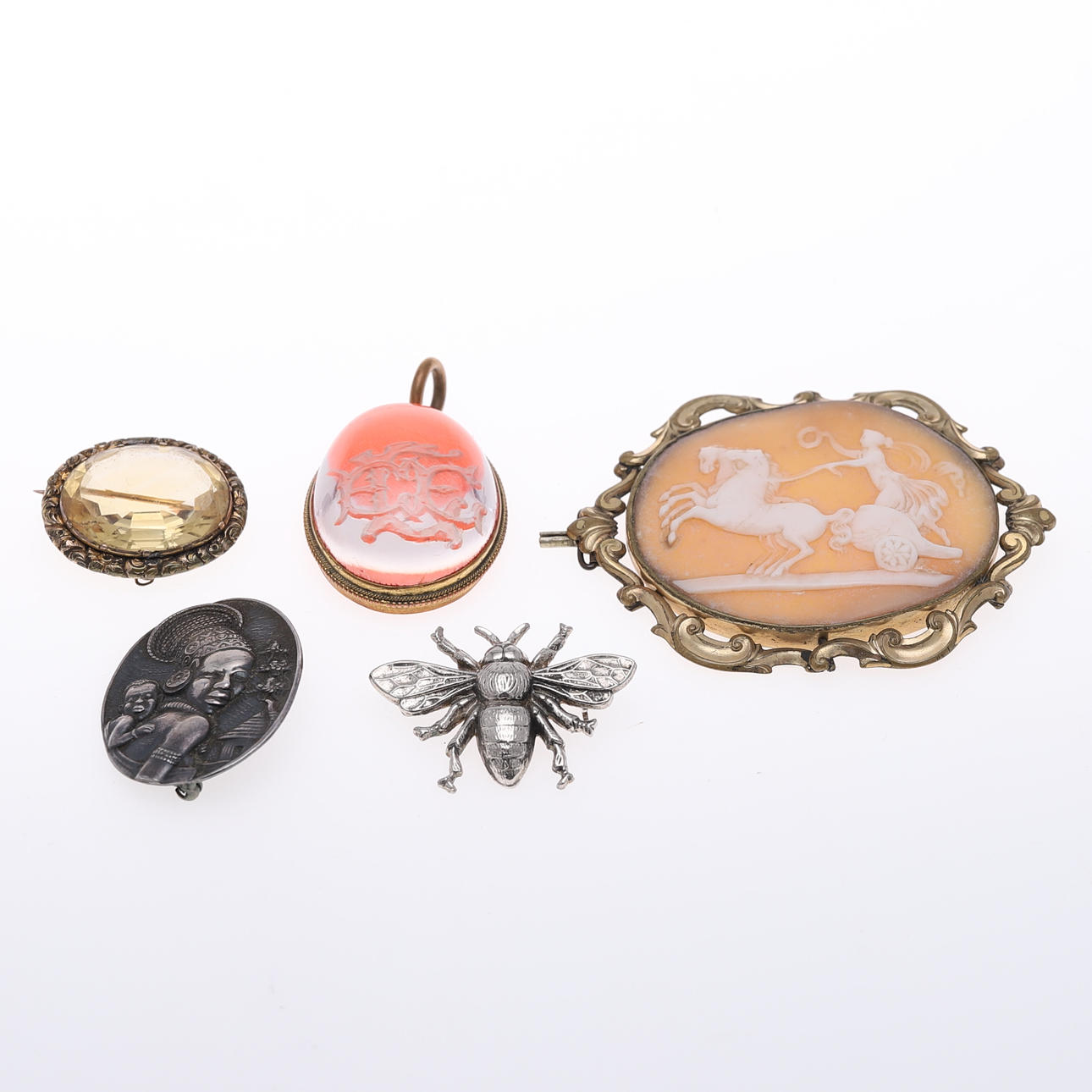 EN CAMEO-BROCHE, CITRINBROCHE OG TRE ANDRE.