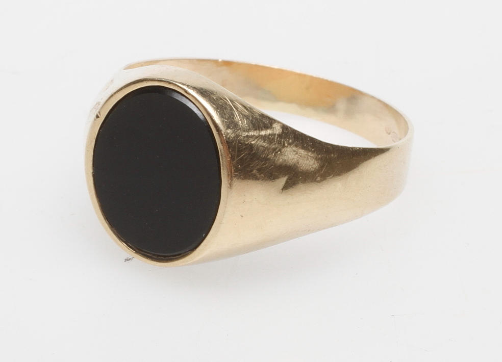 KLACKRING, 14k guld, med svart sten, vikt ca 3,9 gr.