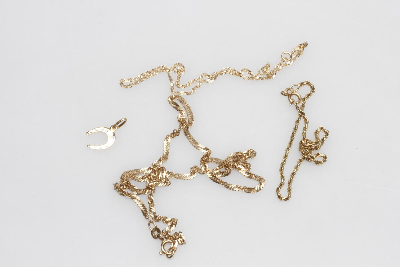 HALSKEDJA, ARMBAND, FOTKEDJA SAMT ETT HÄNGE, 18k guld, vikt ca 8,8 gr.