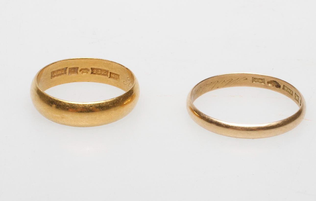 RINGAR, 2 st, 18-23k guld, vikt ca 12,8 gr.