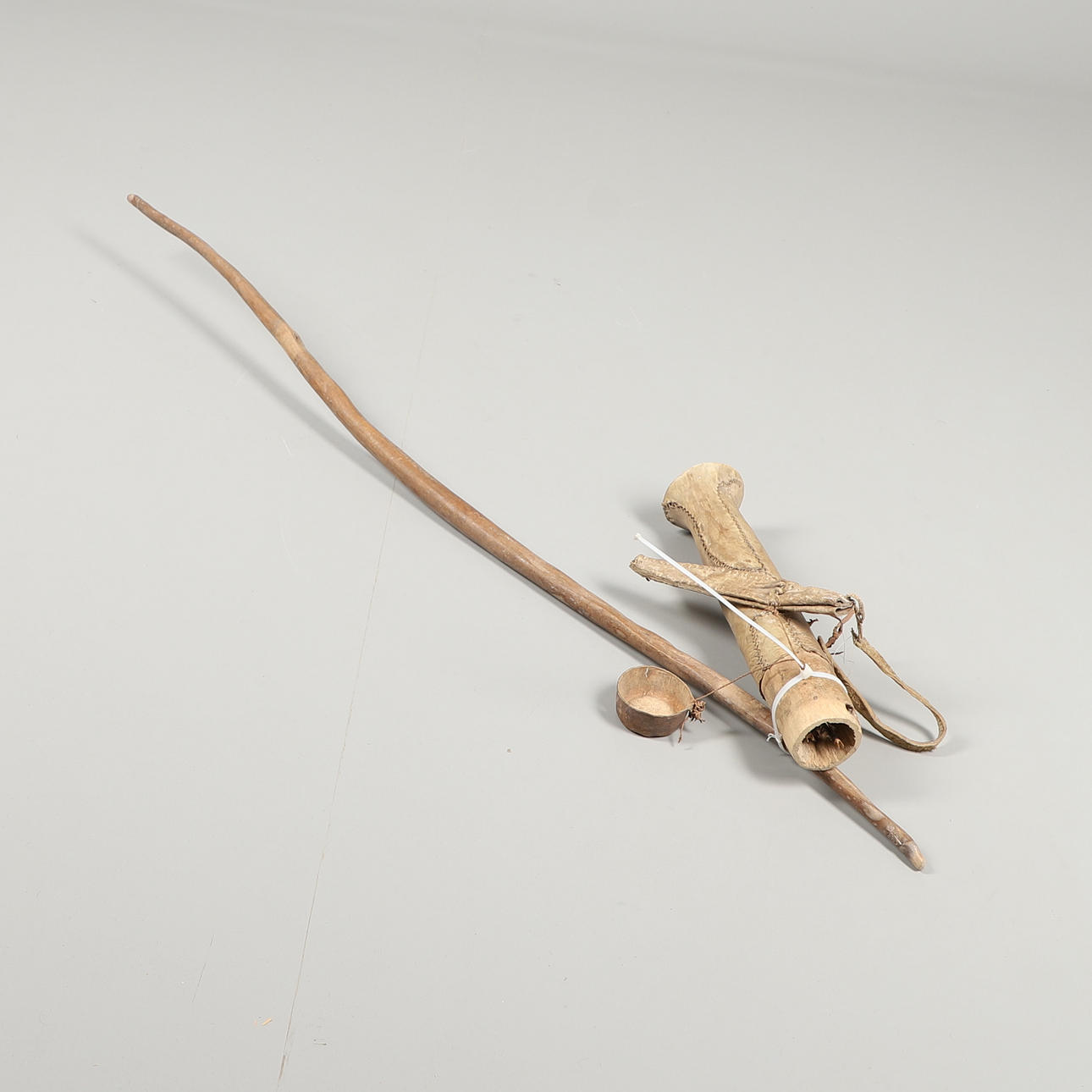 EN STAMBÅGE, KOGER OCH PILAR.