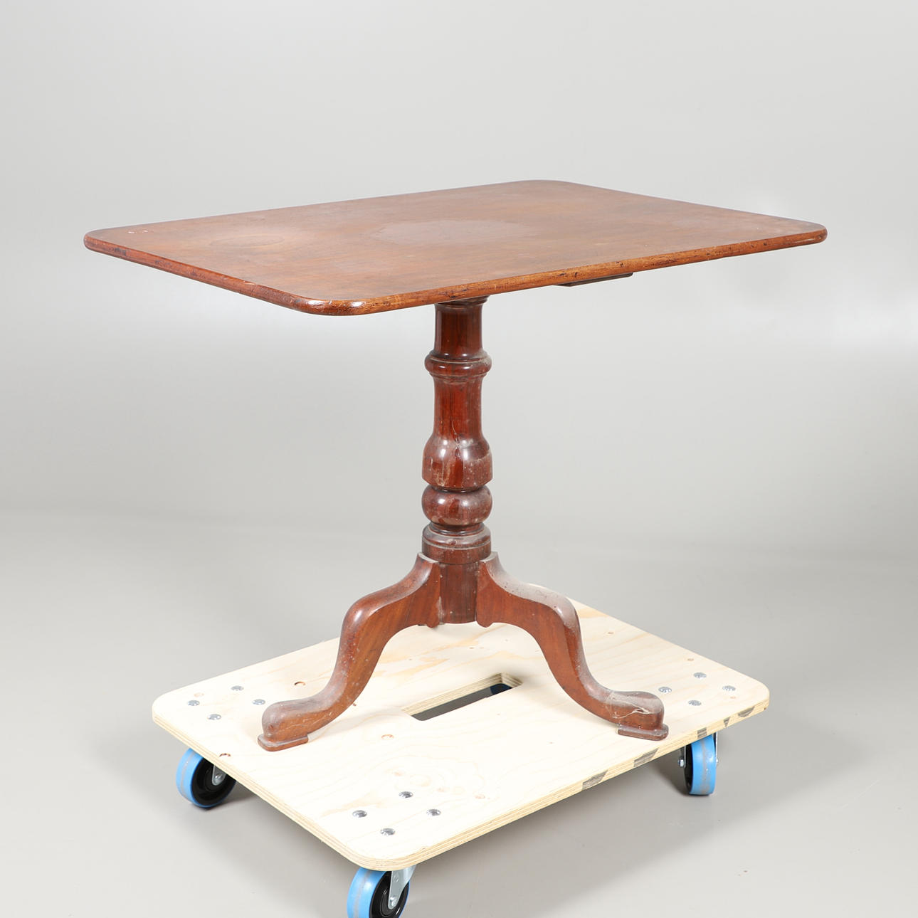 EIN 19THC MAHAGONI STATIVTISCH.