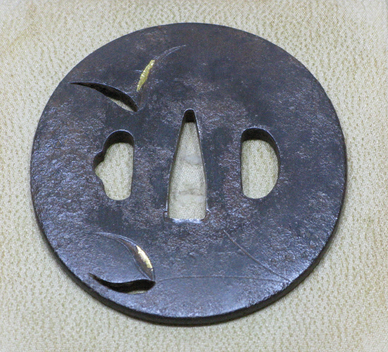 TSUBA, Japan. Signerad KAZUMASA 一正. 1600-1700.