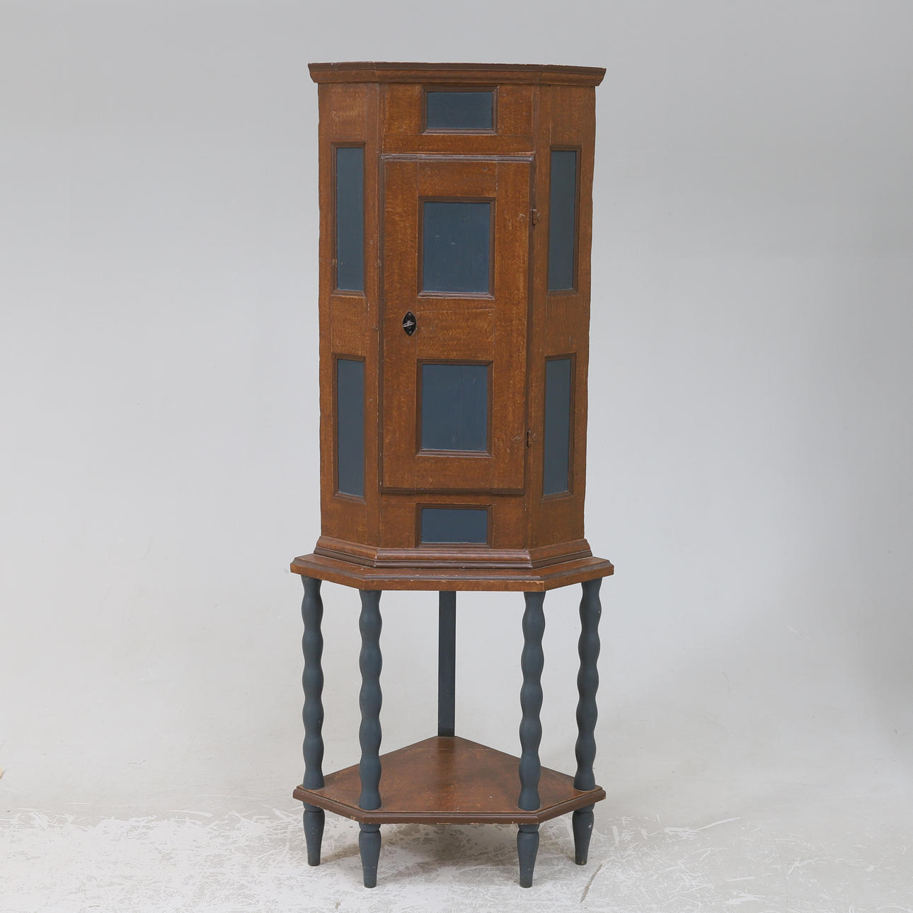 CORNER CABINET, commoner, 18th/19th century.