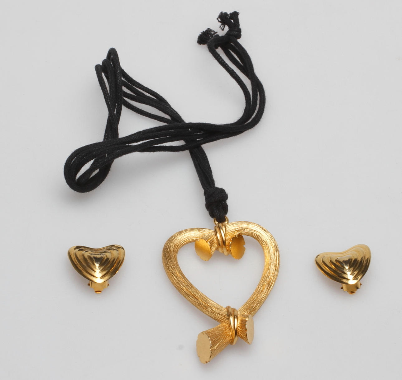 HALSBAND och ÖHÄNGEN, gulmetall, Margaretha Ley by Escada.