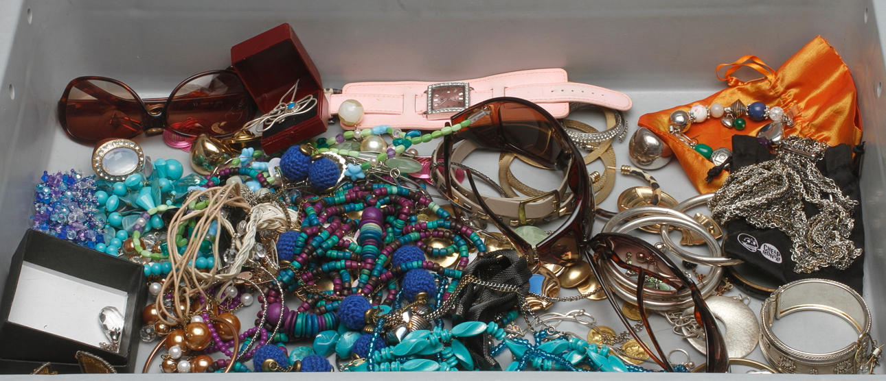 BIJOUTERIER med mera, bland annat silver, 2000-tal.