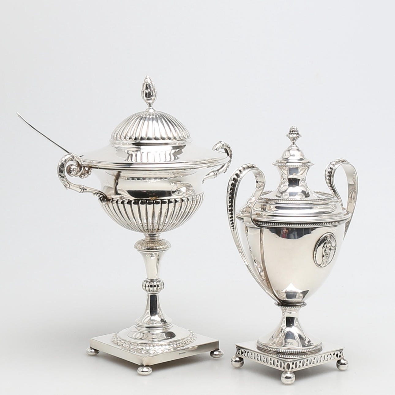 SOCKERSKÅLAR på fot i nysilver, 2 st. Stockholm, 1900-talets första hälft.