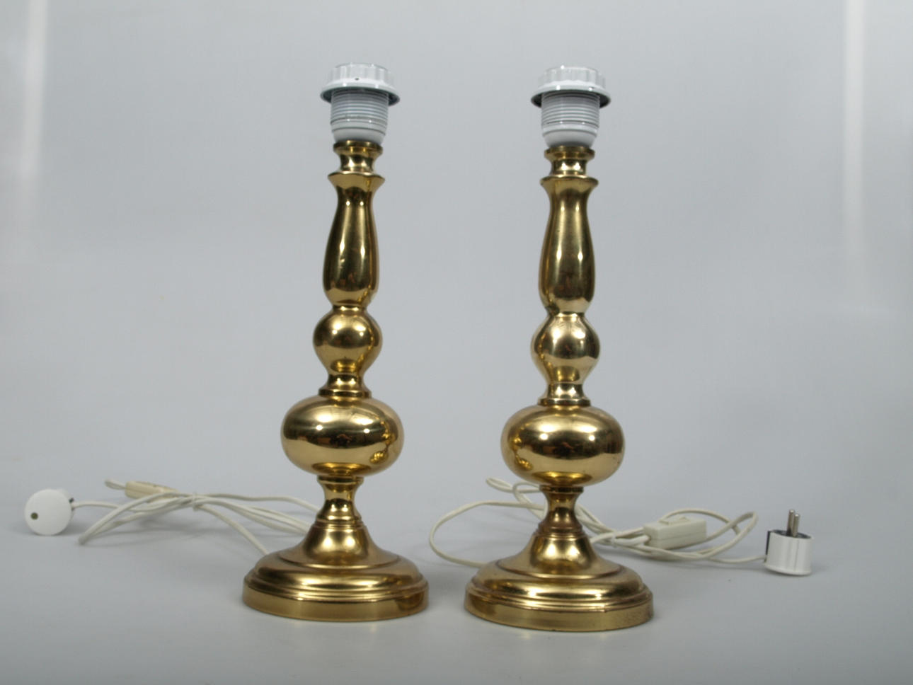 BORDSLAMPOR, mässing, 2 stycken, Erita typ 76.