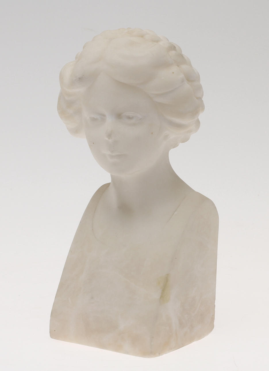PORTRÄTTBYST, föreställande kvinna, alabaster.