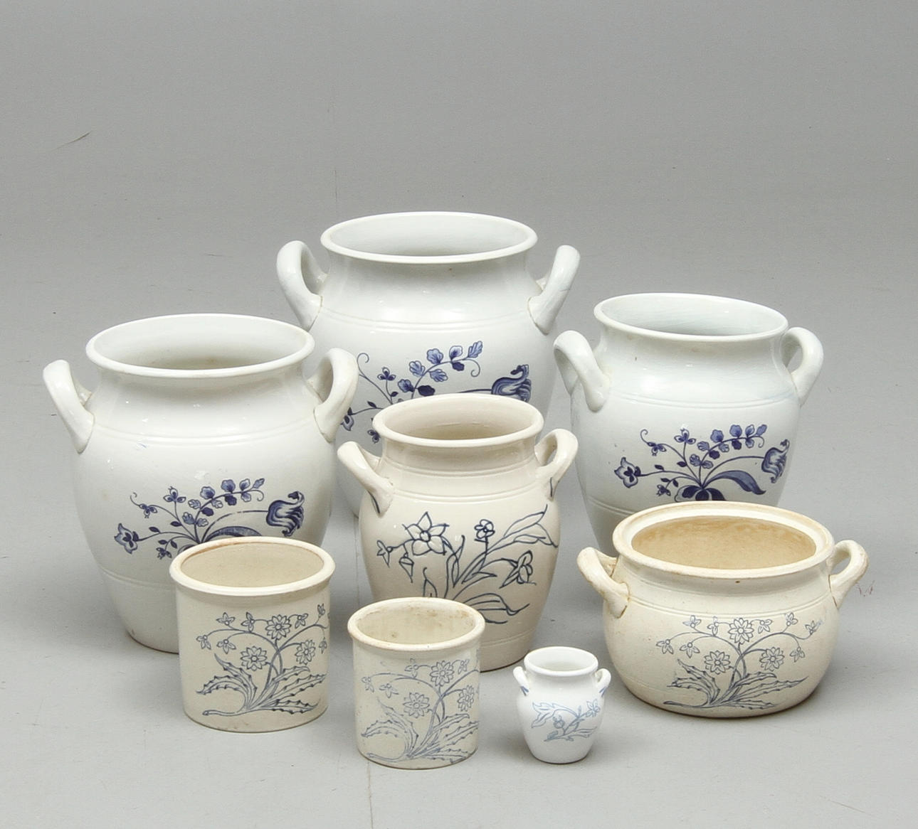 KRUS, 8 st, vita med blå dekor, Gustavsberg samt Rörstrand, 1900-tal.