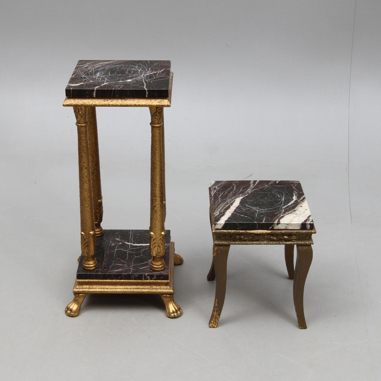 PIEDESTALER med stenskivor, 2 st, omkring 1900-talets mitt.