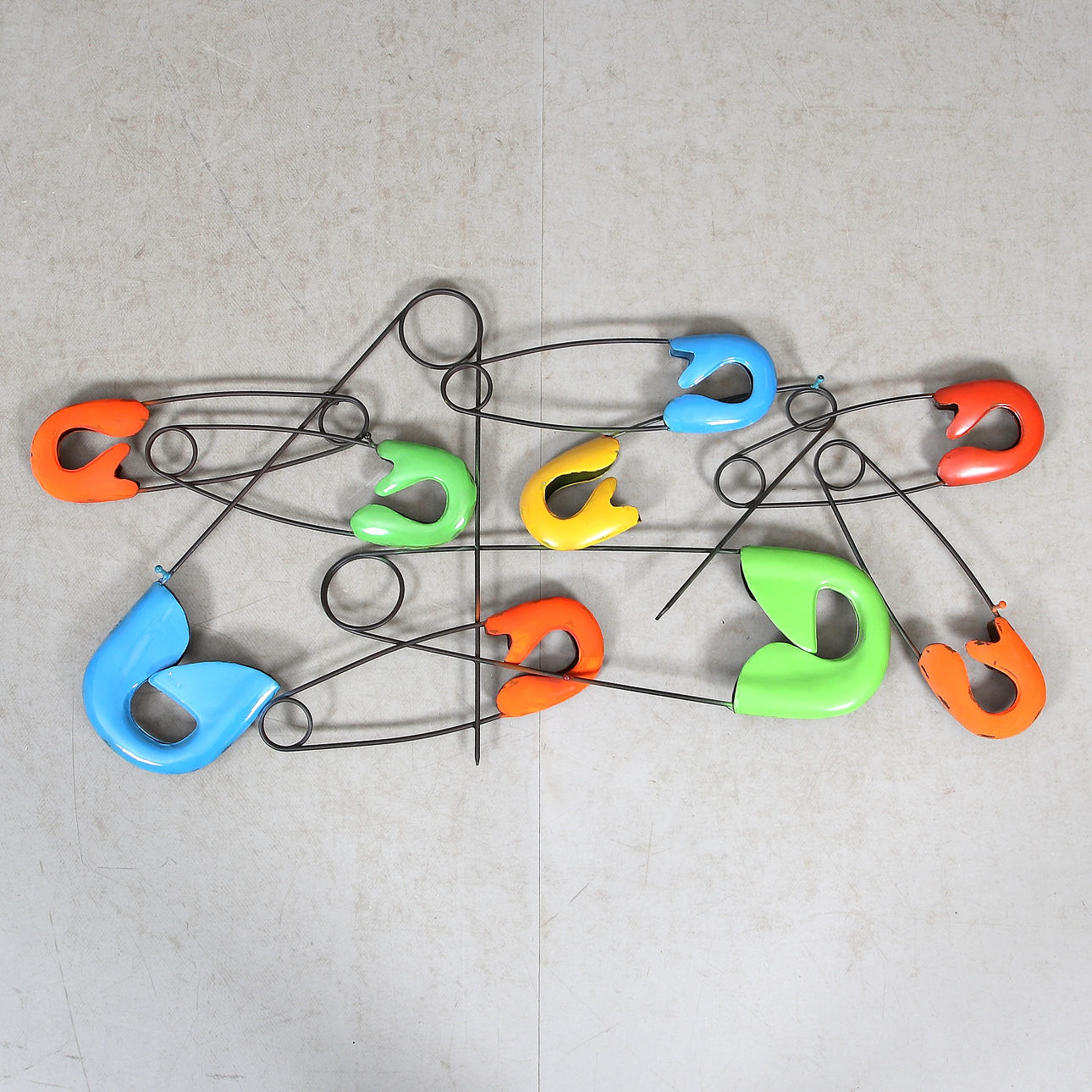 KLÄDHÄNGARE, säkerhetsnålar. 1900-tal..