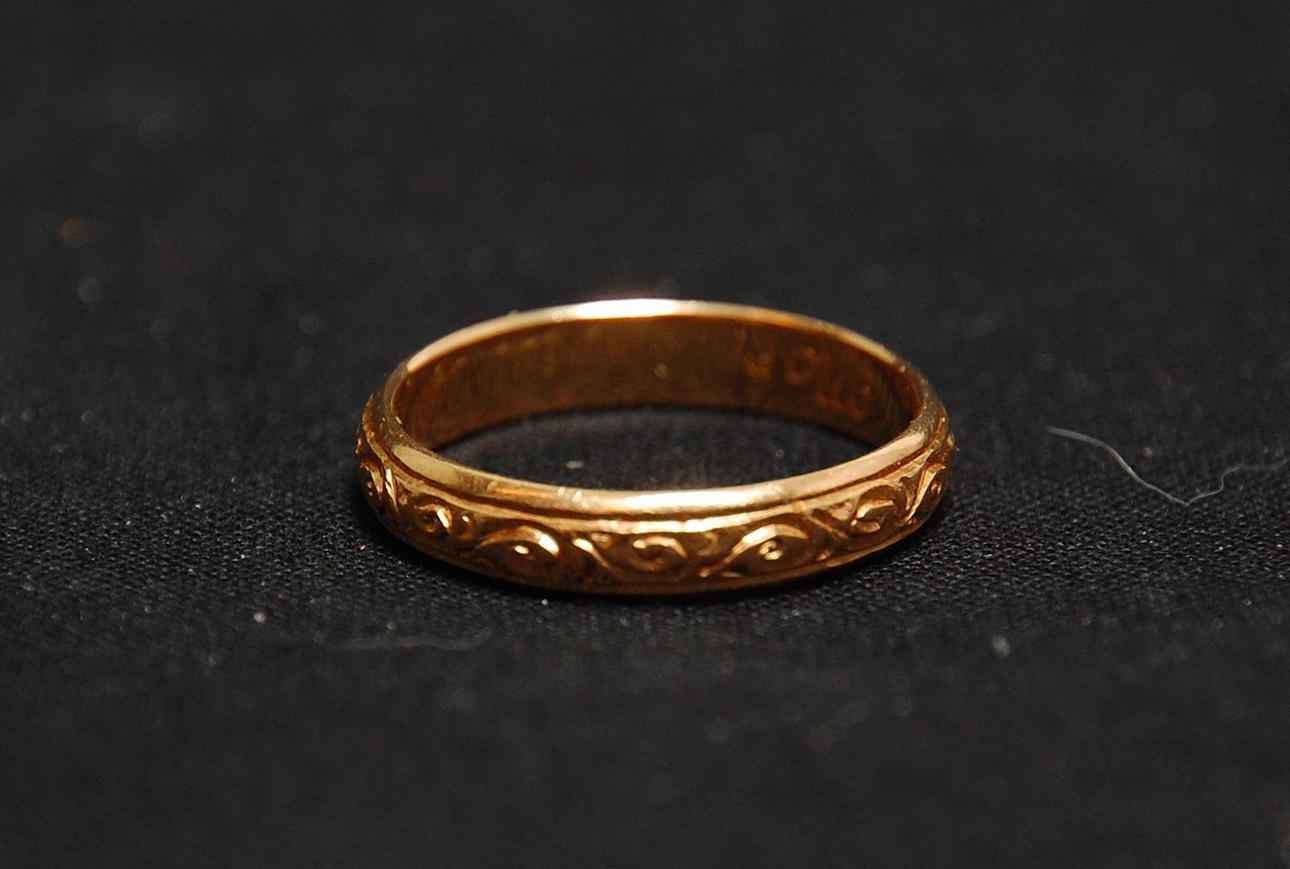 RING, 18 K guld med dekor, vikt 7 g.