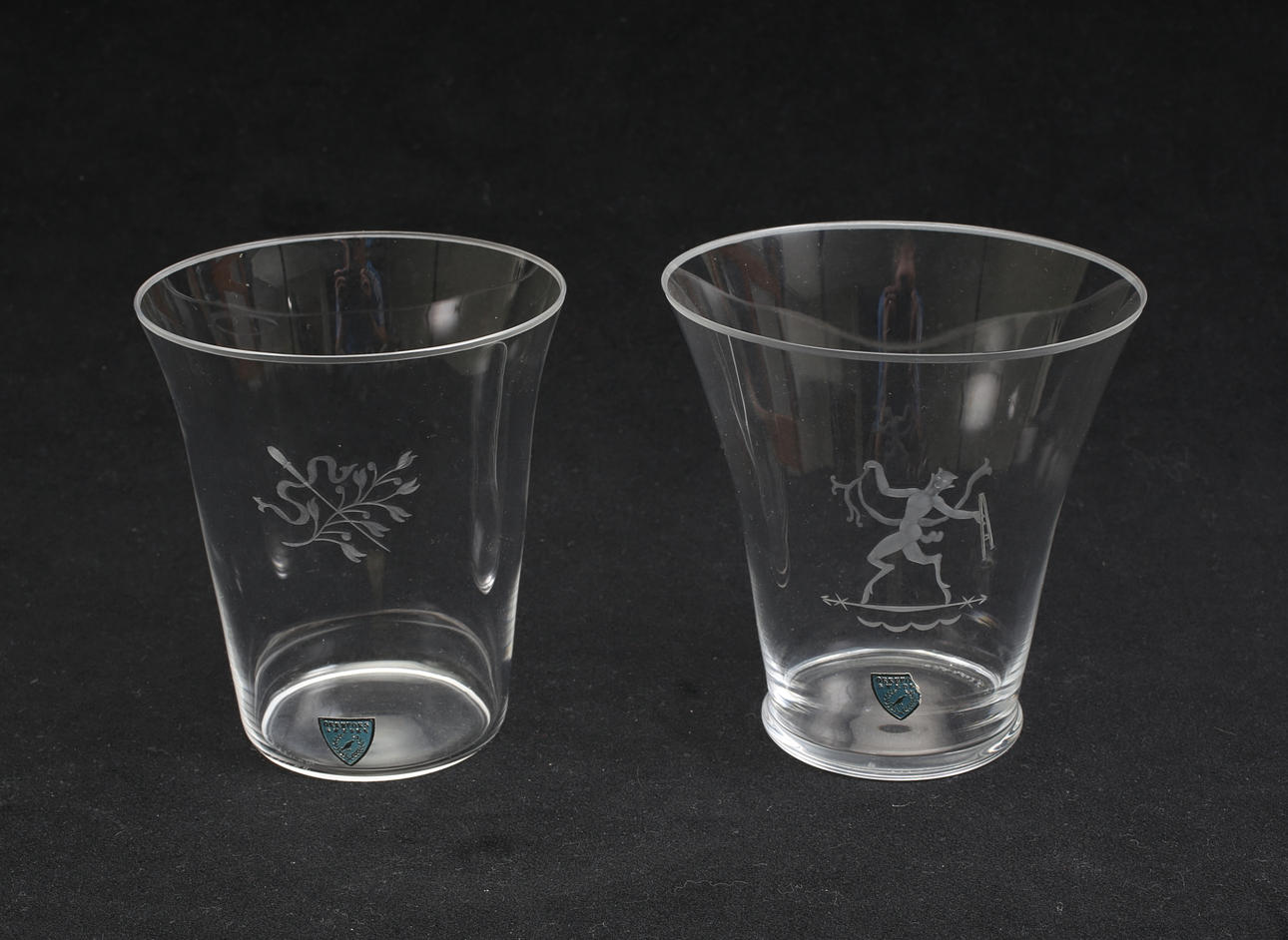 SIMON GATE. Konstglas, 2 st, Orrefors, signerade.