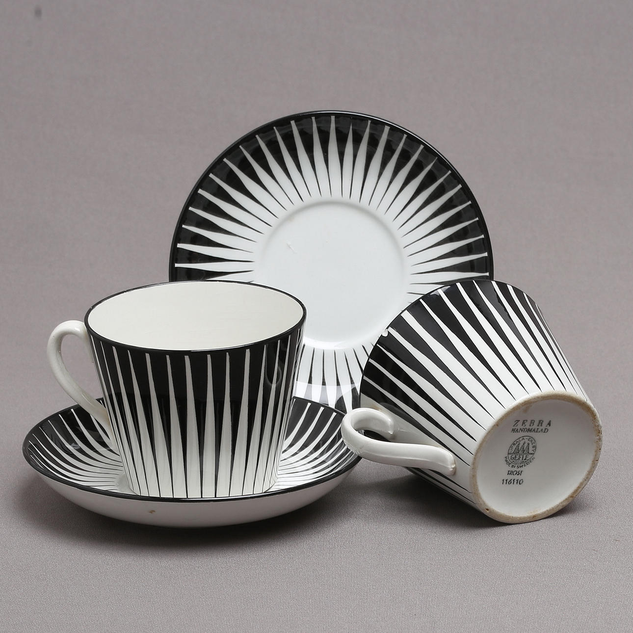 EUGEN TROST. 2 set, "Zebra", tekoppar med fat, Upsala Ekeby.