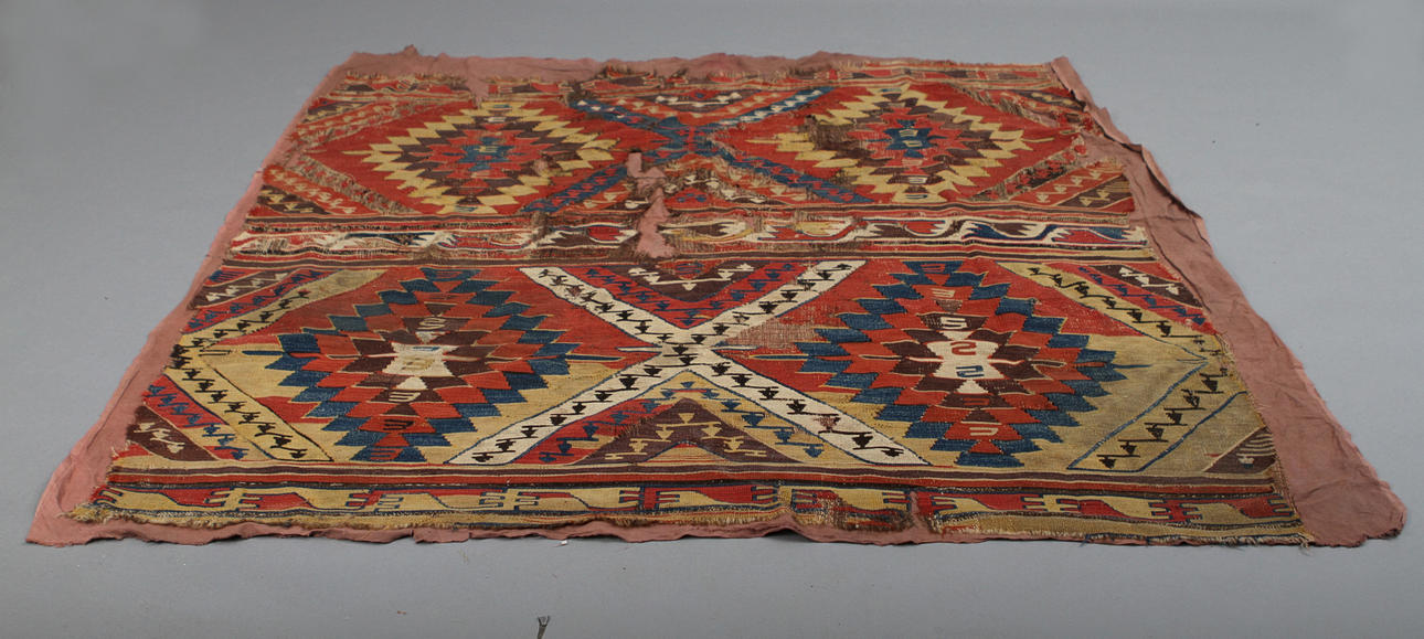 2 MATTOR SAMT KELIMFRAGMENT, Antika.