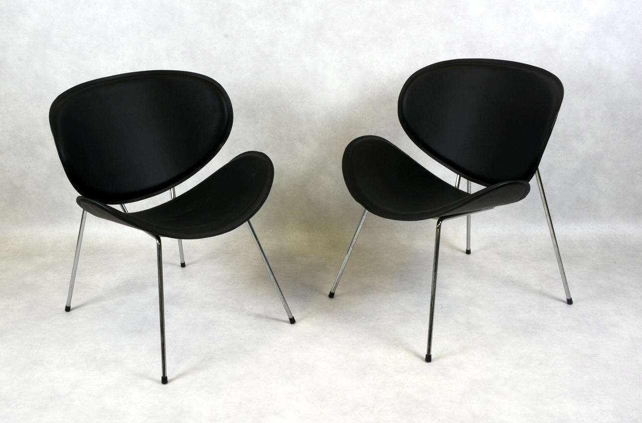 STOLAR/FÅTÖLER, 1 PAR, krom med svart konstläderklädsel.