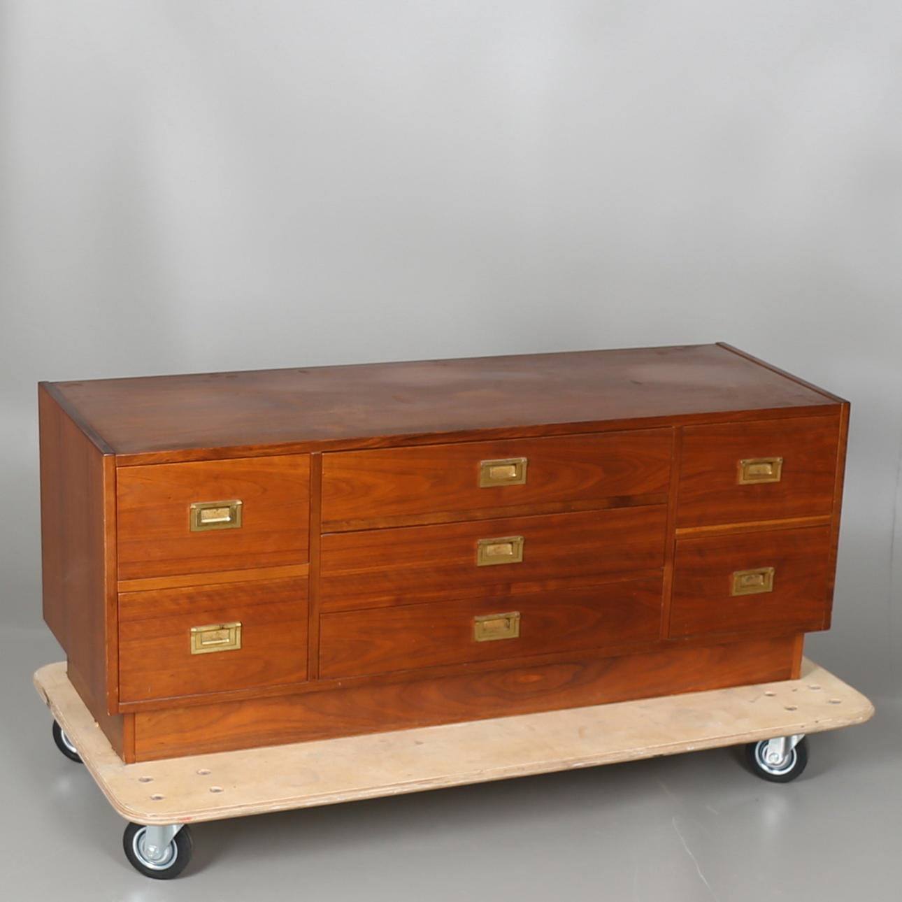 HALLMÖBEL, 7-lådig byrå i jakarandafanér med mässings handtag, 1970-tal.