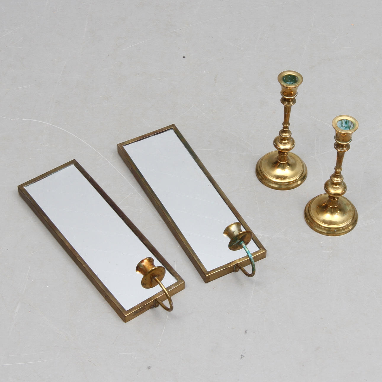 LJUSSTAKAR 1 par mässing No 80 Skultuna samt SPEGELLAMPETTER 1 par, 1900-tal.