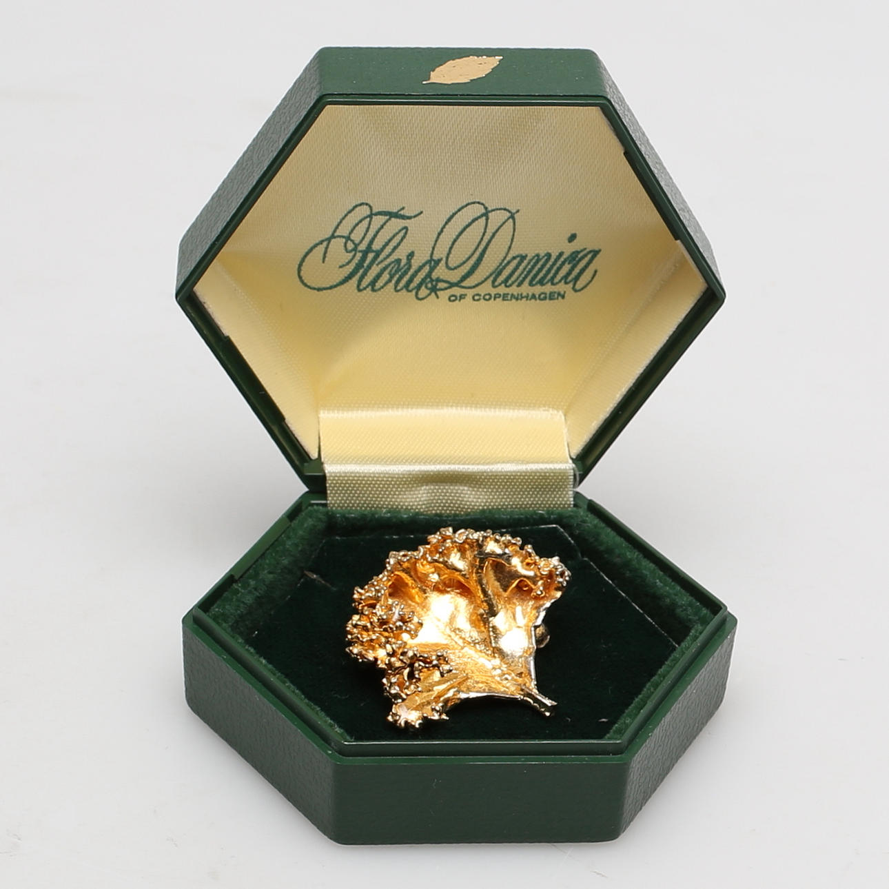 BROSCH i förgyllt sterlingsilver, "Flora Danica", Danmark, 1900-talets sista kvartal.