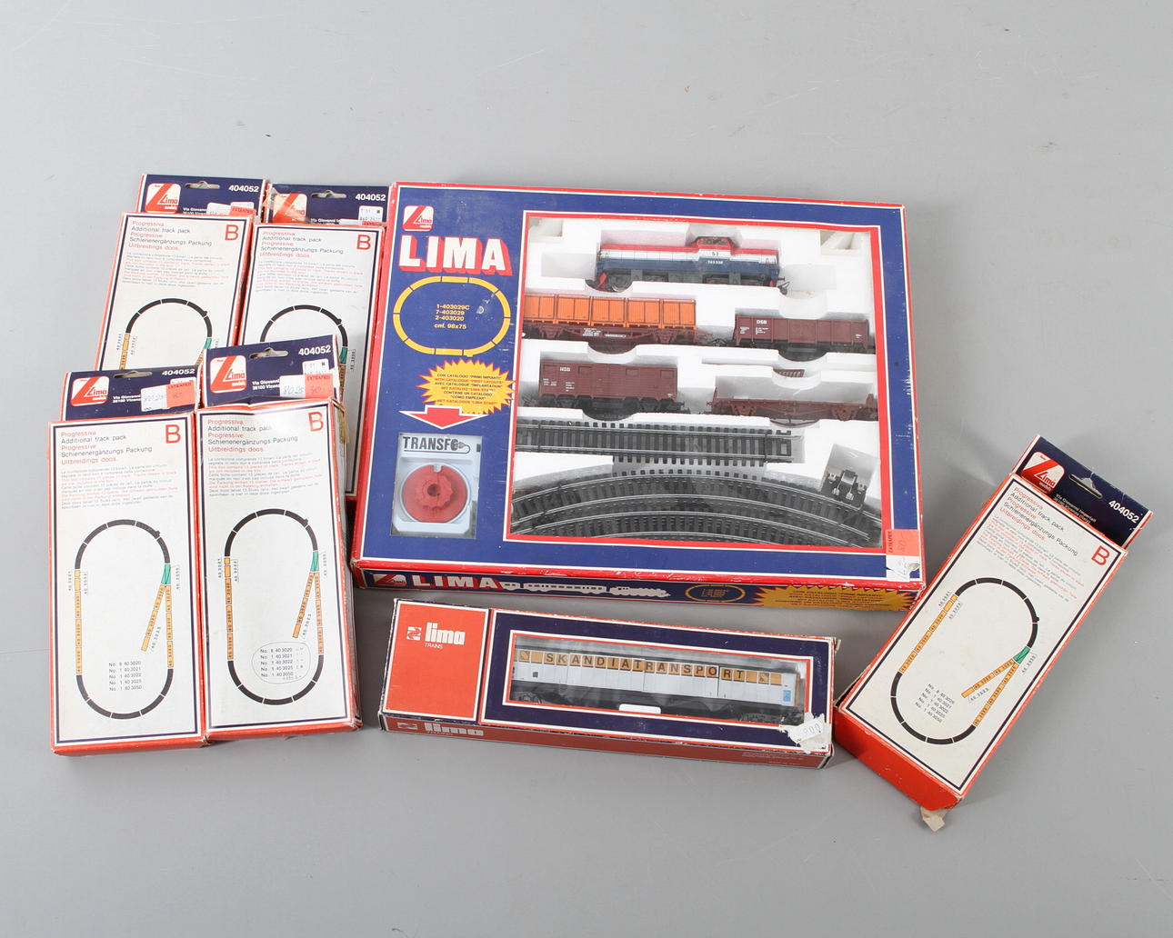 MODELLTÅG LIMA. Svenska satsen med T43, en vagn och 5 rälspaket. Originalkartonger.