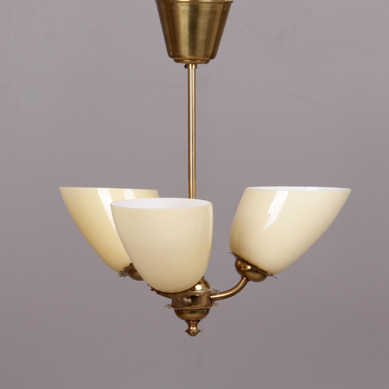 TAKLAMPA, mässing och glas, 1900-talets mitt.