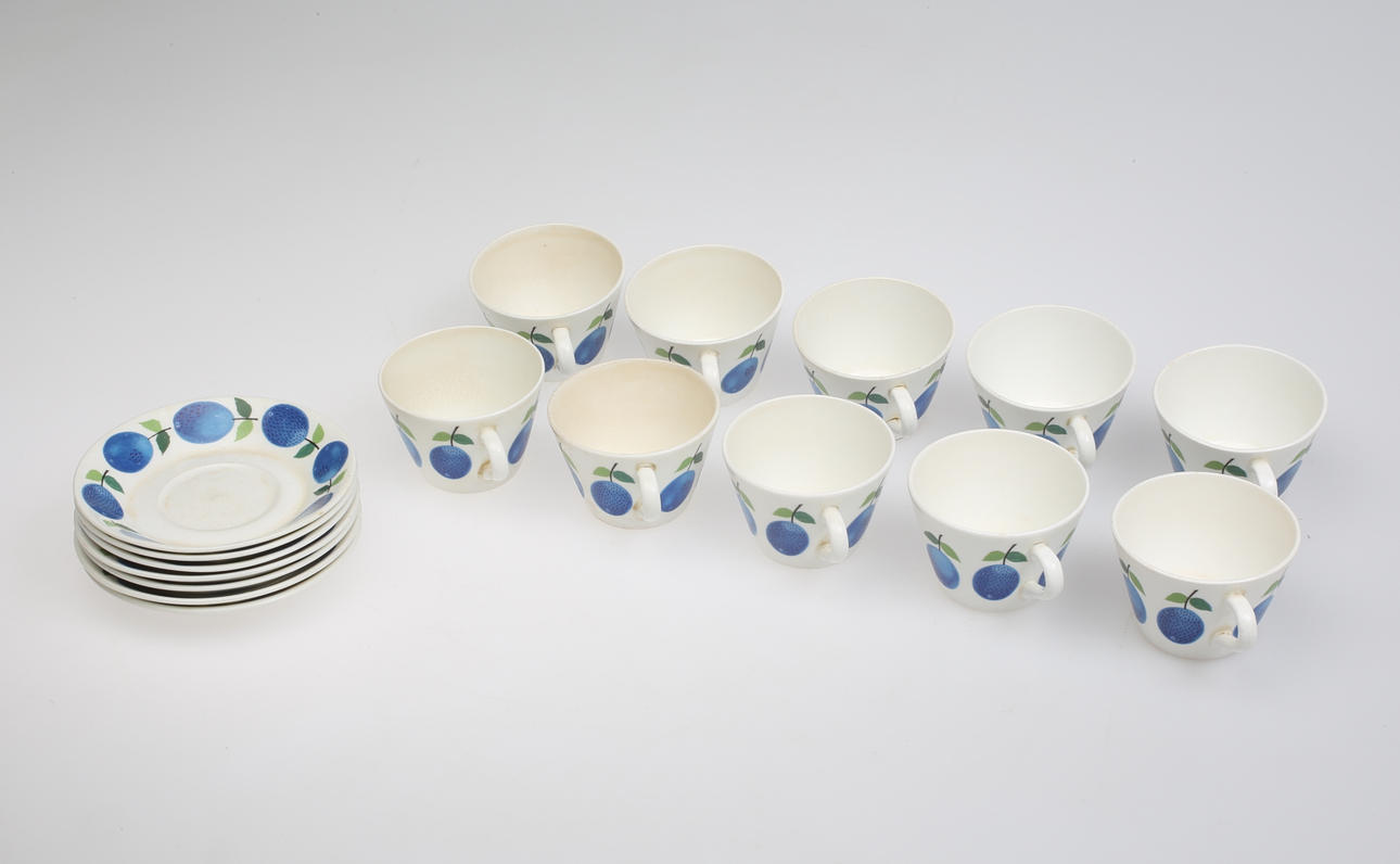STIG LINDBERG. Kaffekoppar med fat, 17 delar, "Prunus", Gustavsberg.