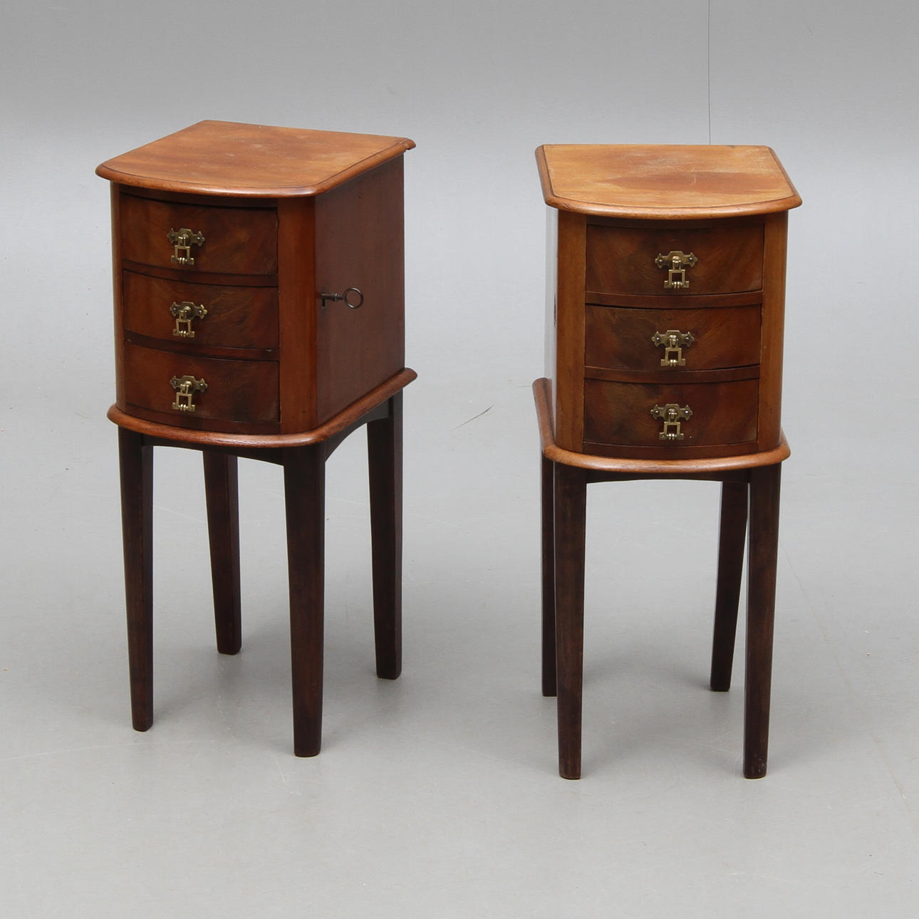 BYRÅER/SÄNGBORD, 1 par, 1800/1900-tal.