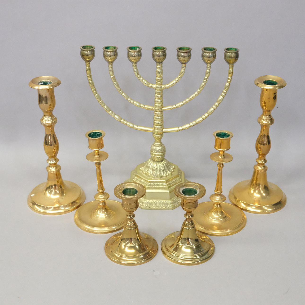 7 STYCKEN LJUSSTAKAR, MALM OCH MÄSSING.