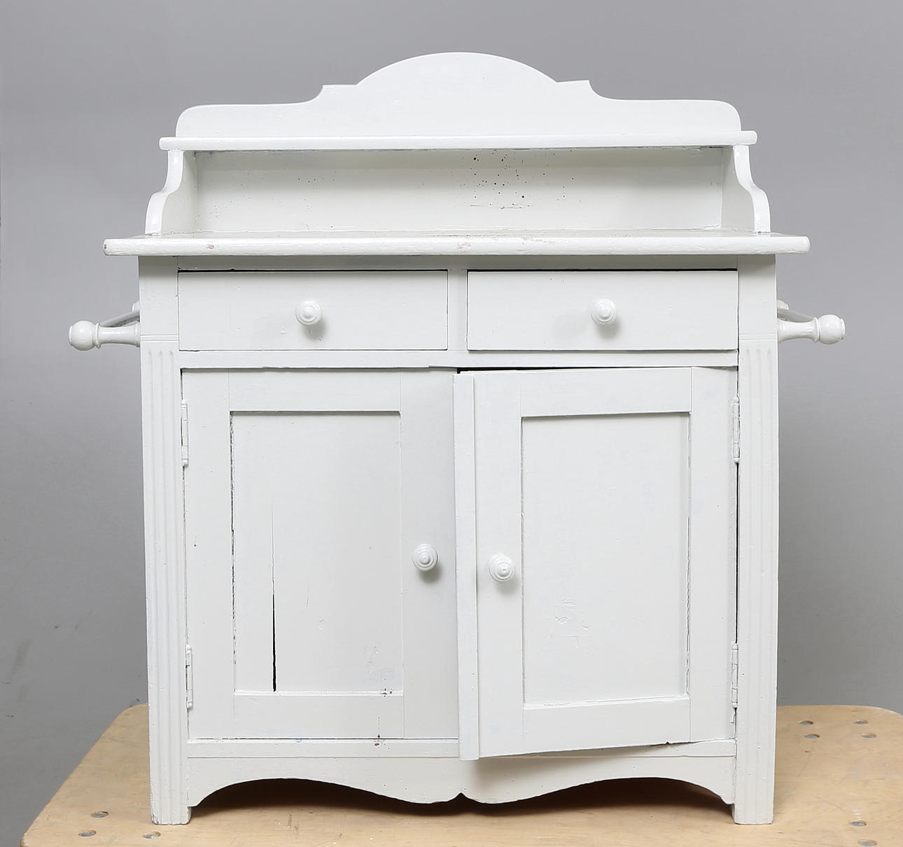 KOMMOD, med hyllöverdel, ca 1910.