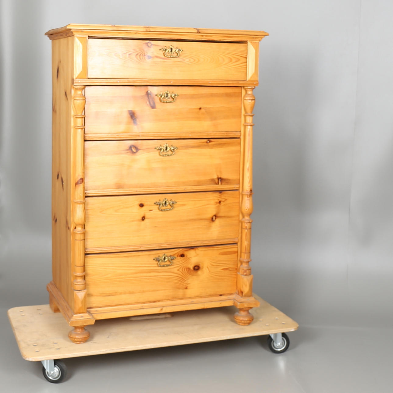 BYRÅ i furu, 5-lådig, nyrenässans, sekelskiftet 1900.