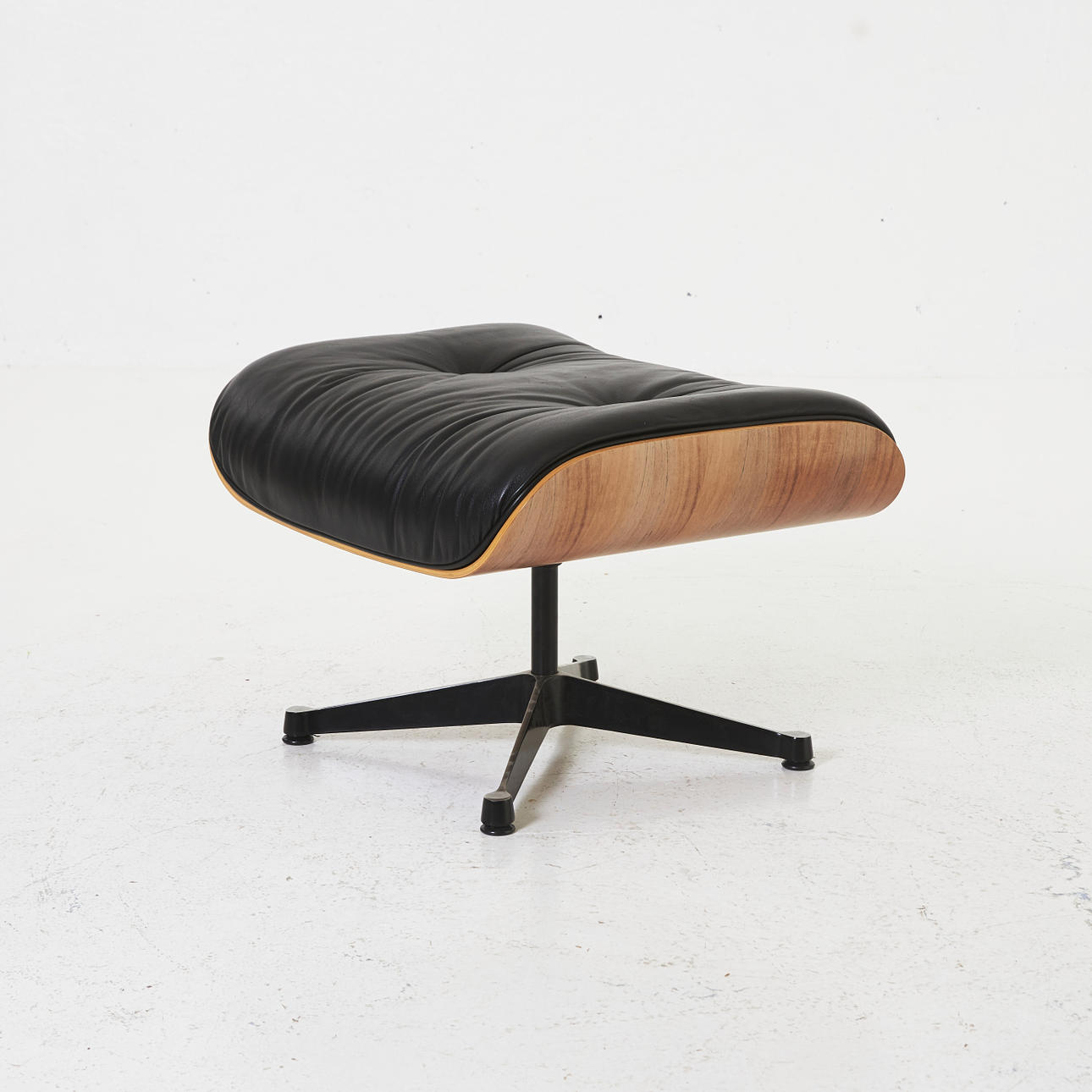 Charles & Ray Eames Hocker, weiß, schwarzes Leder.
