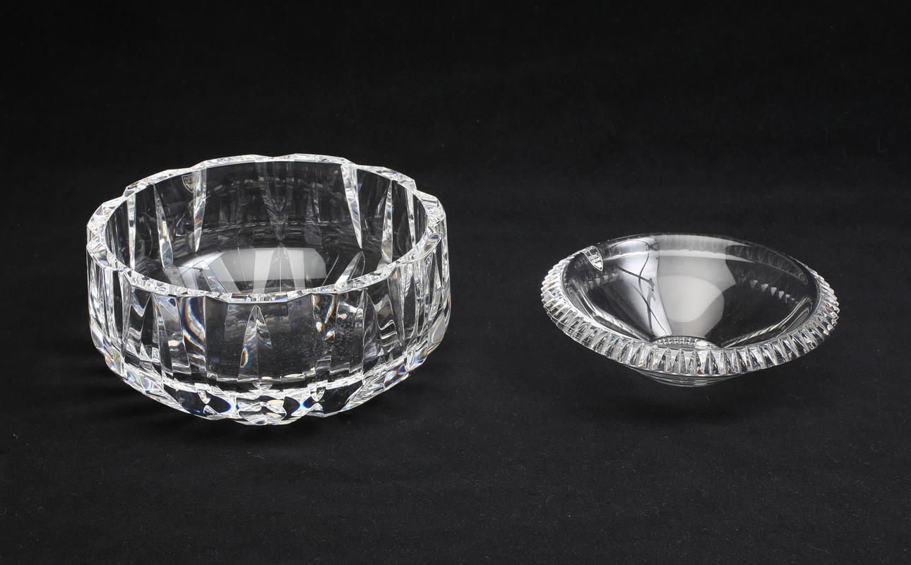 GLASSKÅLAR, 2 st, Orrefors, fullsignerade.