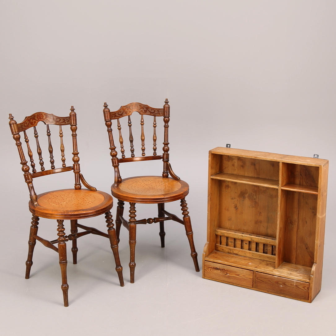 PINNSTOLAR, ett par, 18-/1900-tal + VÄGGHYLLA, 18-/1900-tal.