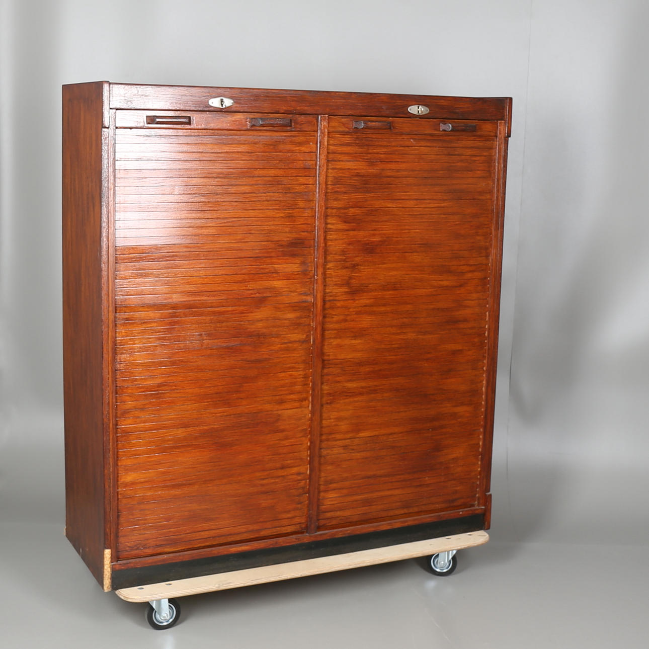 JALUSISKÅP i betsat trä med två nedfällbara jalusier, 1950-tal.