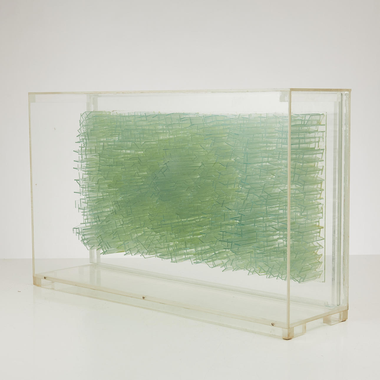 LENNART BERGLUND (1930 -2013): Komposition, objekt i plexilåda.