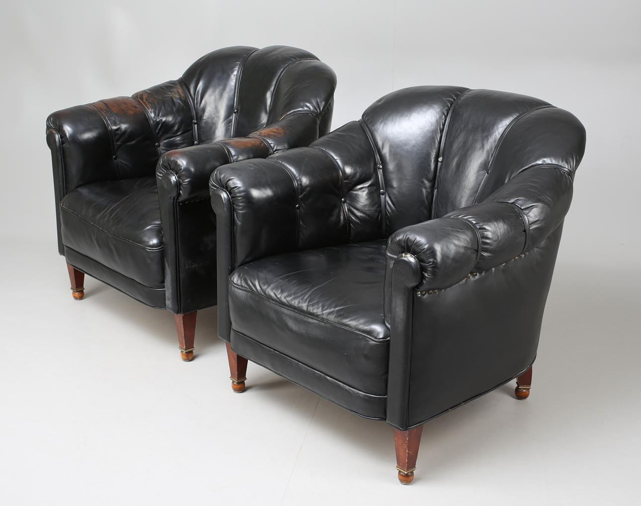 KLUBBFÅTÖLJER, 1 par, 1920/30-tal.